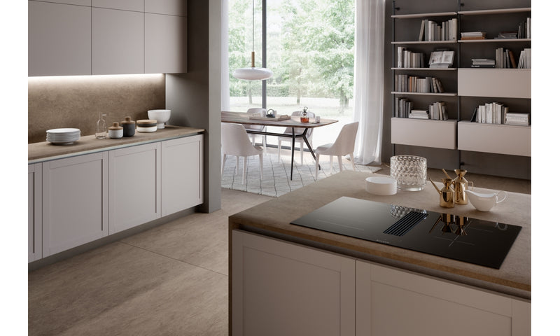 Immagine Ambientale - PIANO ASPIRANTE GALILEO LINEAR F830 - in colore vetro nero - codice prodotto 340.0708.970 - nella misura 83x52 cm - tipologia piano aspirante