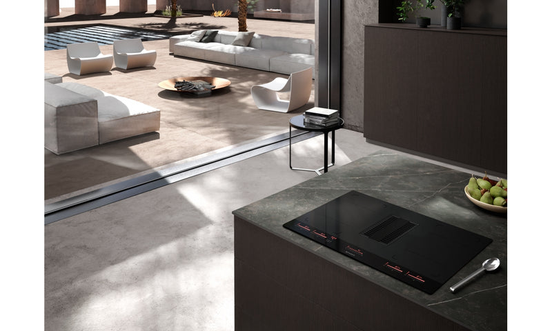 Immagine Ambientale - PIANO ASPIRANTE GALILEO HE BK GLASS NG A83 - in colore vetro nero - codice prodotto 340.0679.890 - nella misura 83x52 cm - tipologia piano aspirante